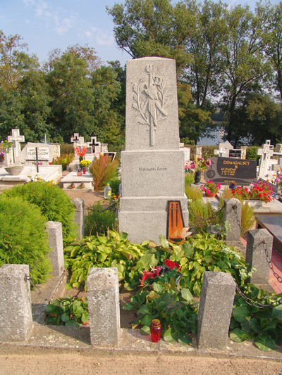 Pomnik ku czci powstańców wielkopolskich i innych powstań narodowych oraz żołnierzy poległych w czasie I wojny światowej znajdują się na cmentarzu w Kołdrąbiu. 