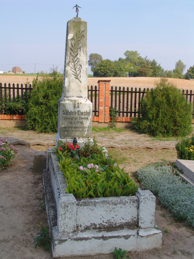 Nagrobek żołnierz powstania wielkopolskiego 1918/19 Wiktora Ciężkiego na cmentarzu w Świątkowie. 