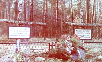  dwa groby zamordowanych Polaków w lesie koło Dziekczyna