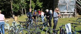 Uczestnicy odpoczywają - rozmowy przy rowerach