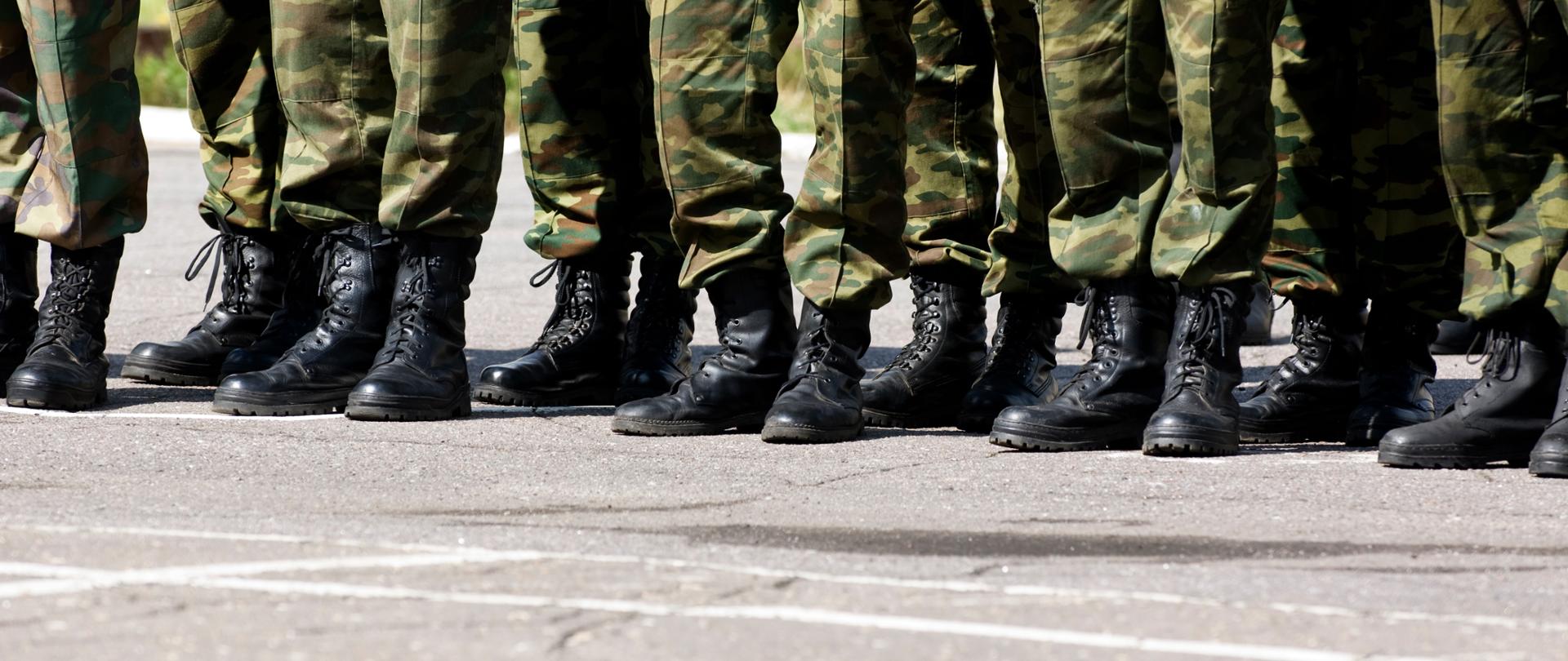 Buty żołnierzy, którzy stoją obok siebie