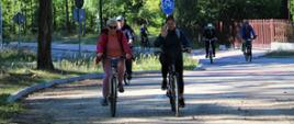 Uczestnicy na trasie rajdu jadą rowerem
