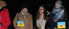 Dziewczęta - uczestniczki wiecu z flagami Ukrainy