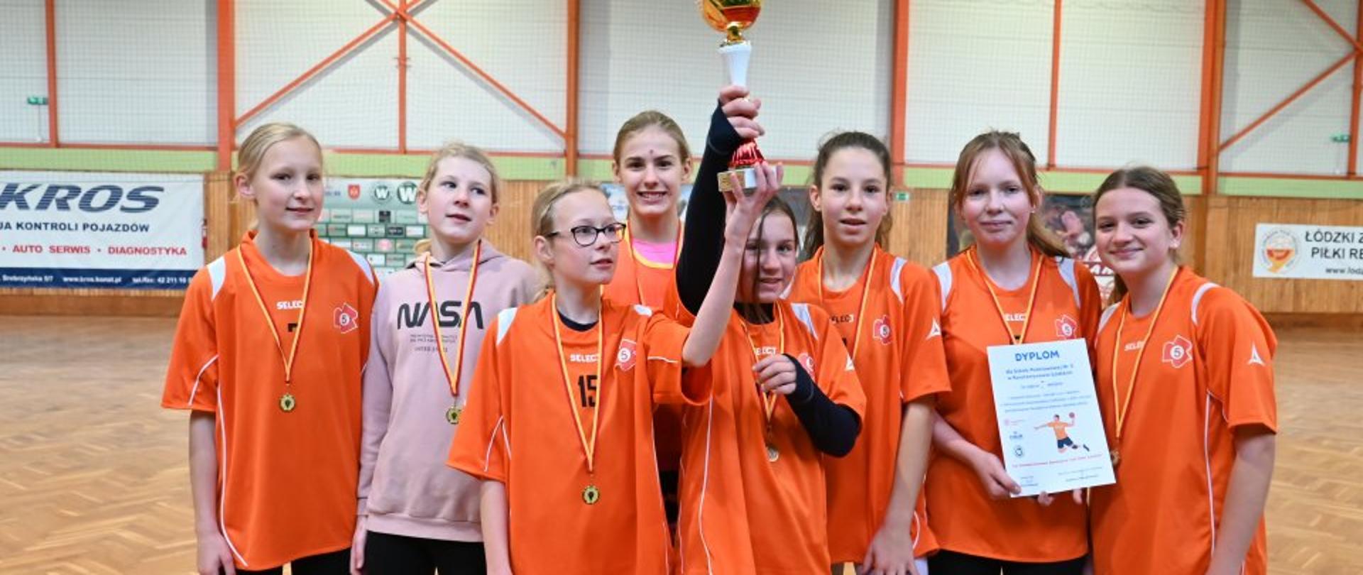 Na zdjęciu widać grupę dziewczyn ze szkoły numer 5 w Konstantynowie Łódzkim wraz z pucharem, medalami oraz dyplomem