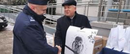 Burmistrz Miasta Hajnówka przekazuje kalendarz Komendantowi Policji w Hajnówce