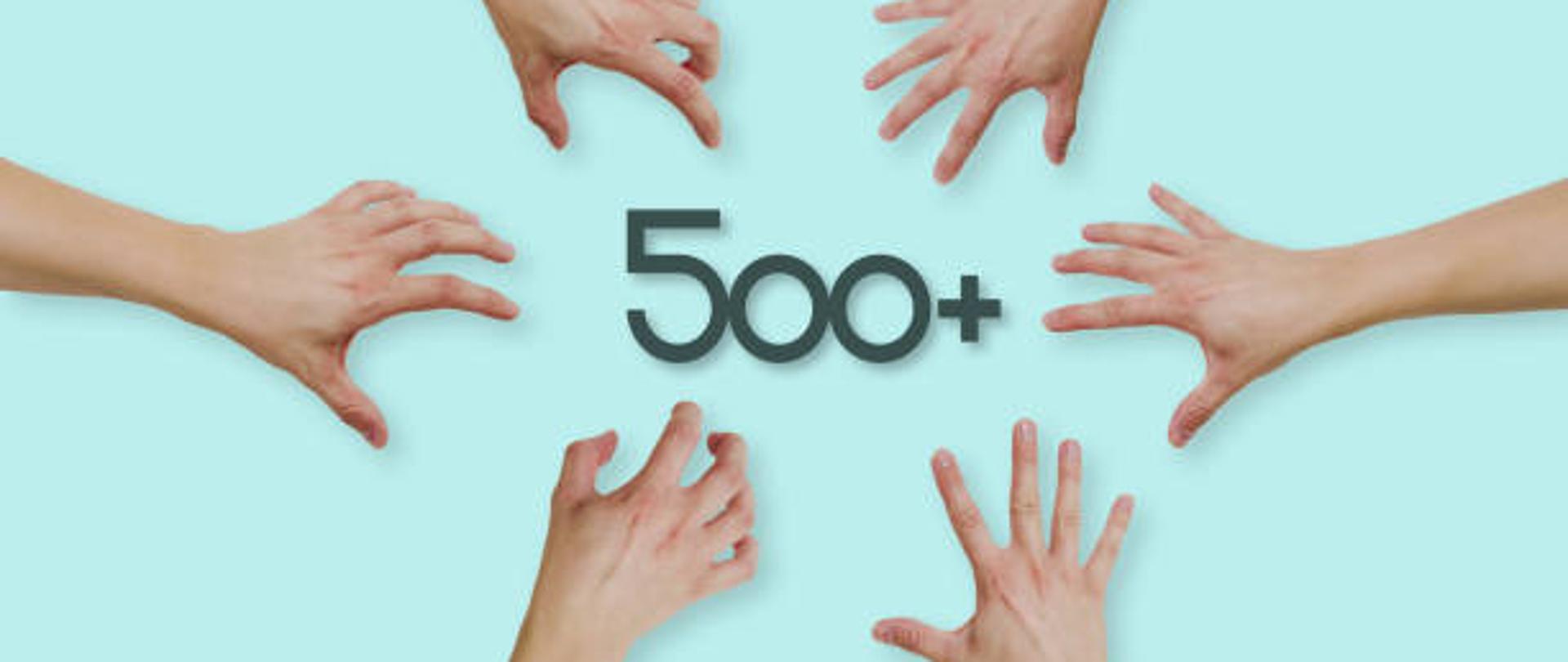 Zdjęcie przedstawia napis "500+", a dookoła są dłonie