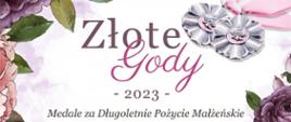 "Złote Gody 2023" dookoła znajdują się różowe kwiaty oraz dwa medale na różowych wstążkach