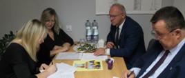 Moment podpisania umowy przez strony - przedstawicieli Powiatu Hajnowskiego i Wykonawcy - przedsiębiorstwa MAKSBUD Sp. z o.o. z Bielska Podlaskiego