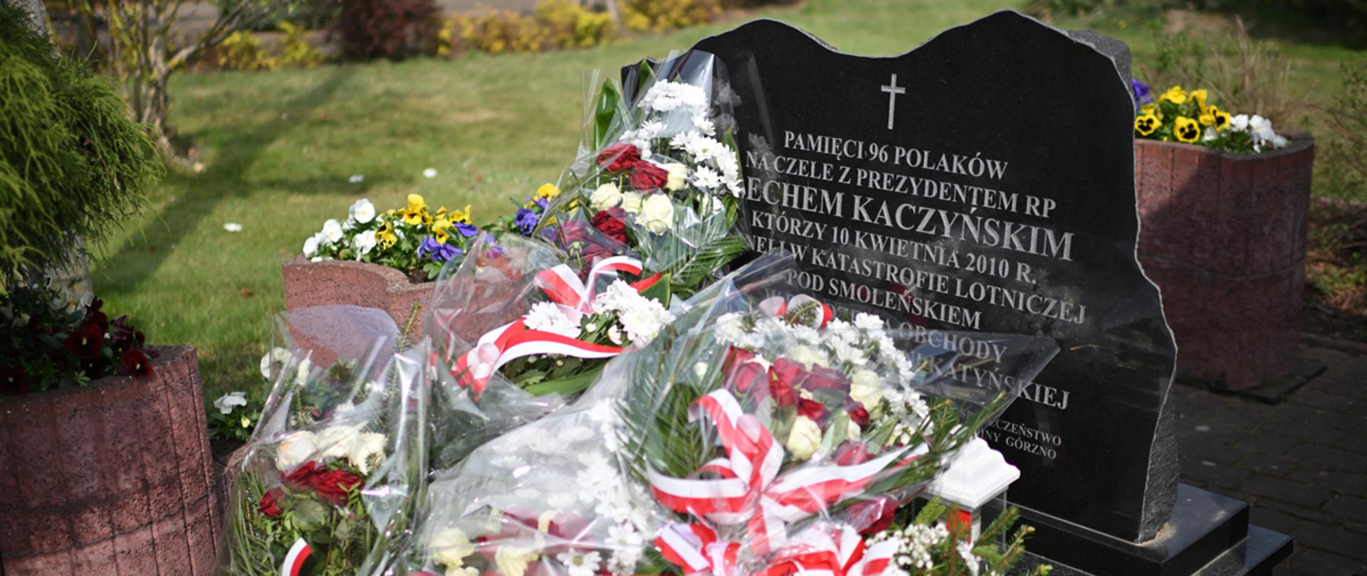 Złożone kwiaty pod pomnikiem ofiar katastrofy smoleńskiej