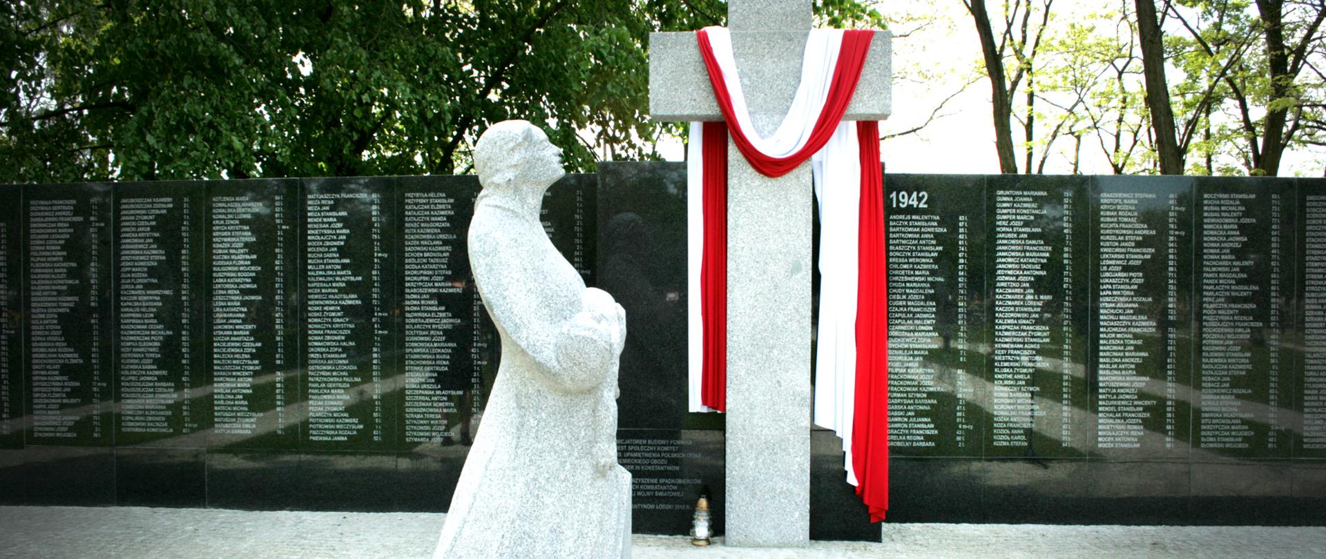 Pomnik Upamiętniający Ofiary Niemieckiego Obozu zlokalizowanego w Konstantynowie Łódzkim w latach 1940–1943. Tablica z nazwiskami ofiar. Krzyż z biało-czerwoną szarfą, figura kobiety trzymającej na rękach martwe dziecko.