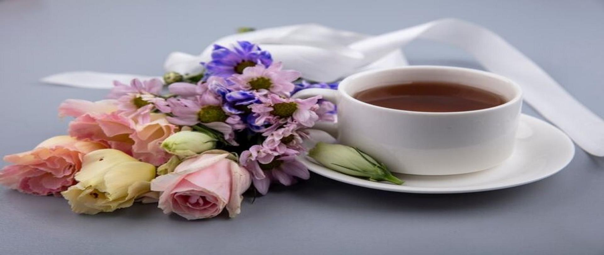 kwiaty, filiżanka z kawą