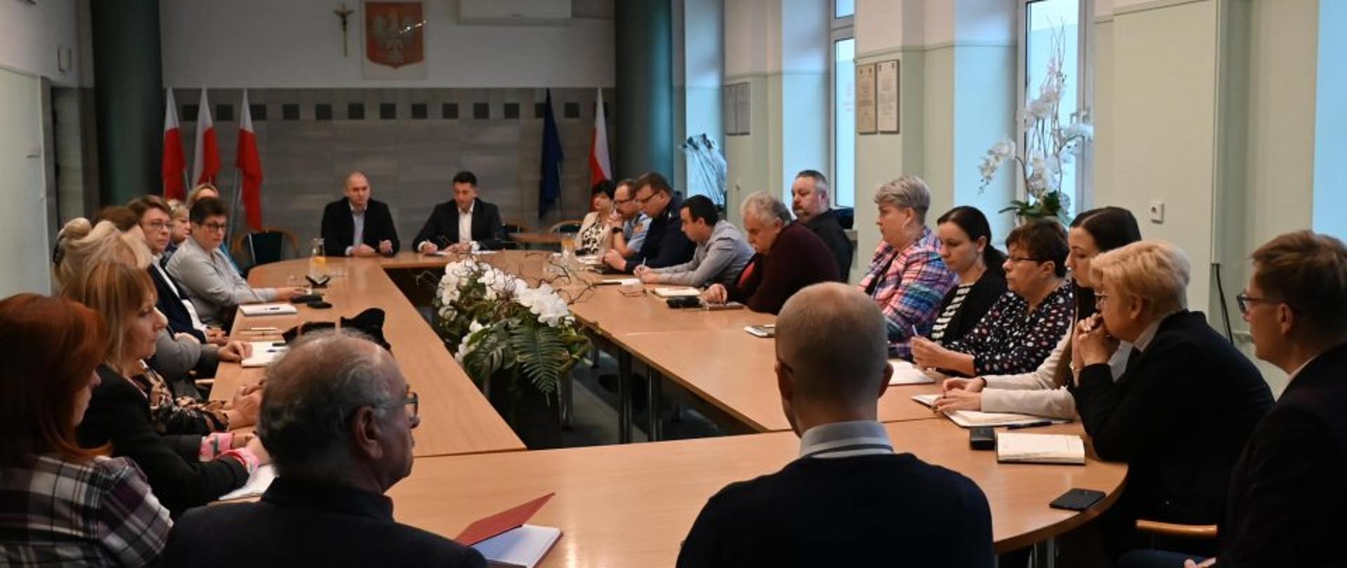 Na zdjęciu widzimy Posiedzenie Miejskiego Zespołu Zarządzania Kryzysowego Konstantynowa Łódzkiego na sali konferencyjnej w urzędzie miejskim.