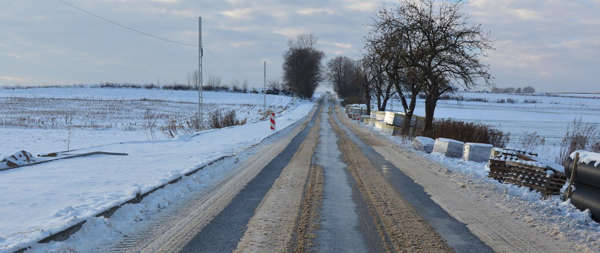 droga asfaltowa pokryta śniegiem 