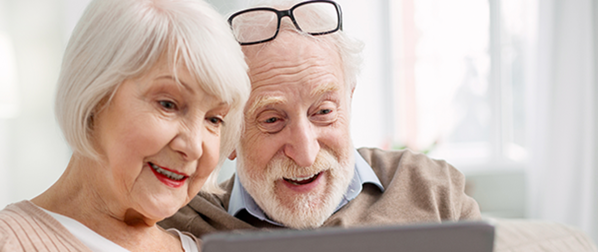 Zdjęcie przedstawia starszych, uśmiechniętych ludzi, którzy patrzą na laptopa. Kobieta mi siwe włosy oraz czerwone usta, a mężczyzna zarost i okulary na głowie. Poniżej jest napis: "21 czerwca 2023., 10:00-10:10 Okazja czy oszustwo? Sprawdź zanim podejmiesz decyzję inwestycyjną." a po prawej: "Webinarium skierowane jest do seniorów. Rejestracja na webinarium CEDUR odbywa się online. Na górze znajdują się logo: Pomagamy i chronimy POLICJA i Urzędu Komisji Nadzoru Finansowego".