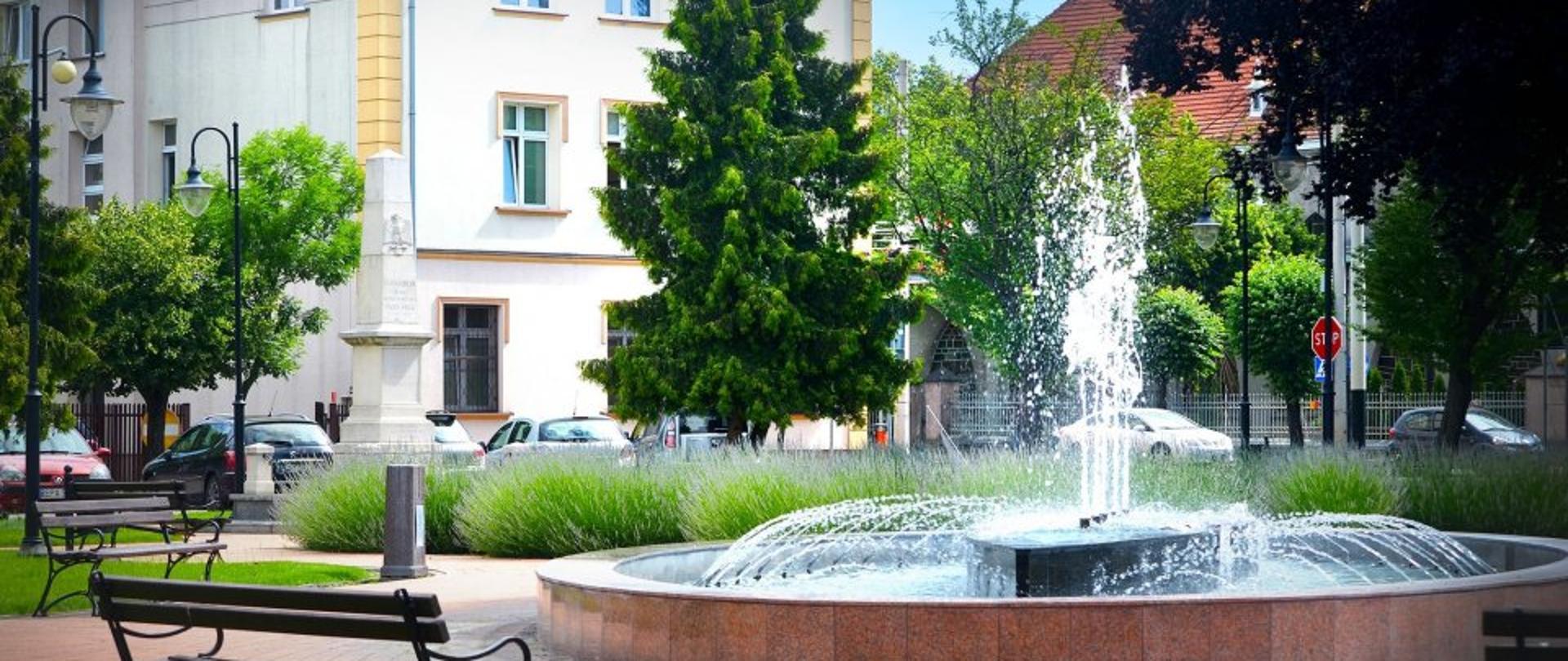 Na zdjęciu widać urząd miasta w Konstantynowie Łódzkim. Przed nim widać pomnik oraz fontannę z samego centrum Konstantynowa Łódzkiego.