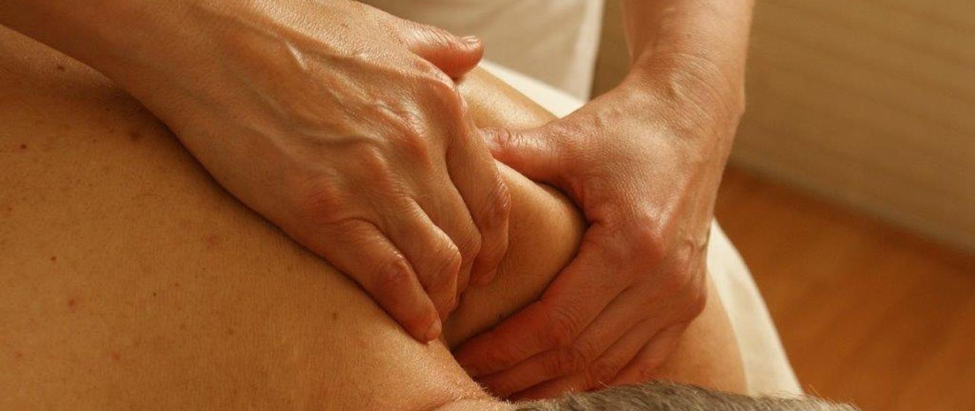 grafika przedstawia dłonie podczas masażu 