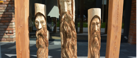 Trzy rzeźby - twarze mężczyzn