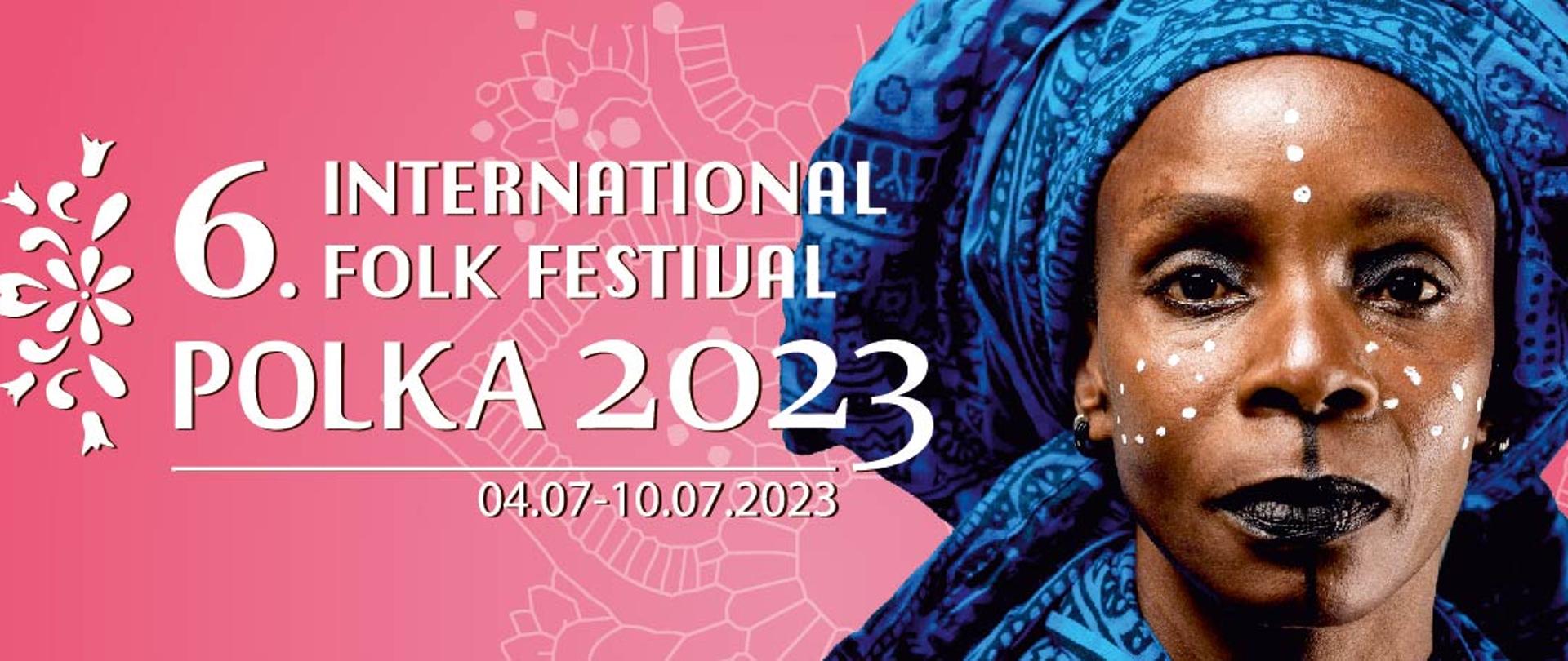 6. International Folk Festival Polka 2023 Konstantynów Łódzki 4-10 lipca. Czarnoskóra kobieta w niebieskiej chuście na głowie. Różowe tło.