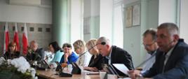 Radni Rady Miejskiej w Konstantynowie Łódzkim podczas sesji w sali obrad