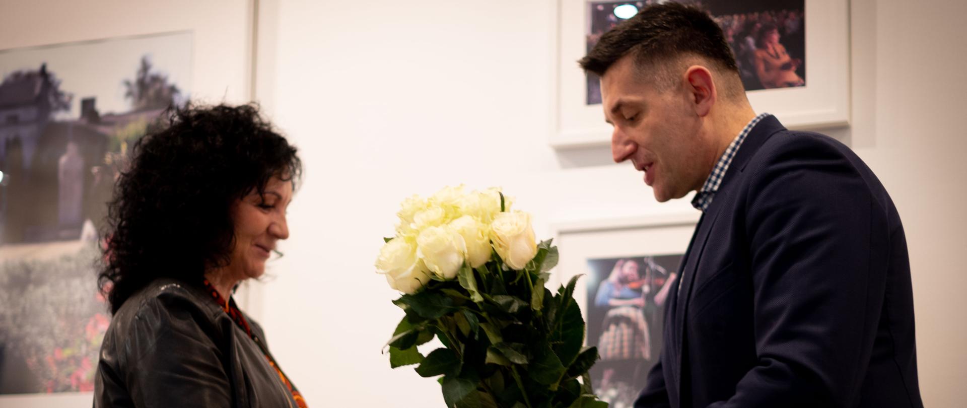 Burmistrz Konstantynowa Łódzkiego wręcza kwiaty pani dyrektor Miejskiego Ośrodka Kultury. 