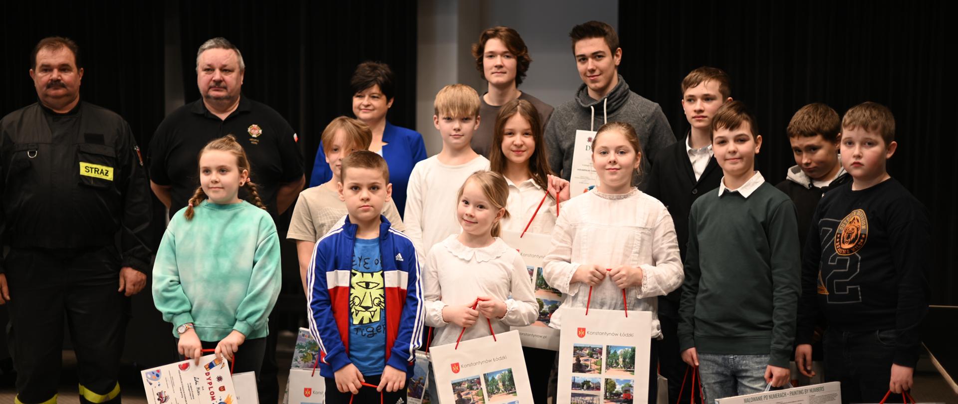 Zdjęcie grupowe laureatów wraz ze strażakami oraz Sekretarz Miasta Konstantynowa Łódzkiego
