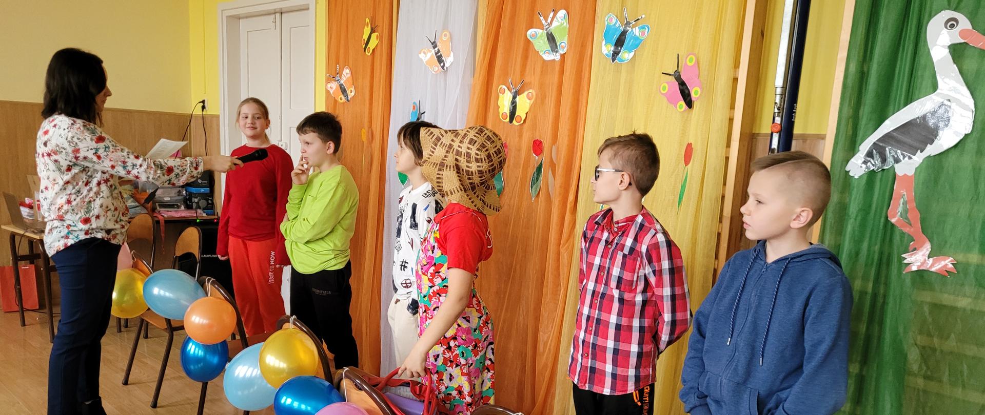 Uczniowie biorą udział w konkursie wiosennym.