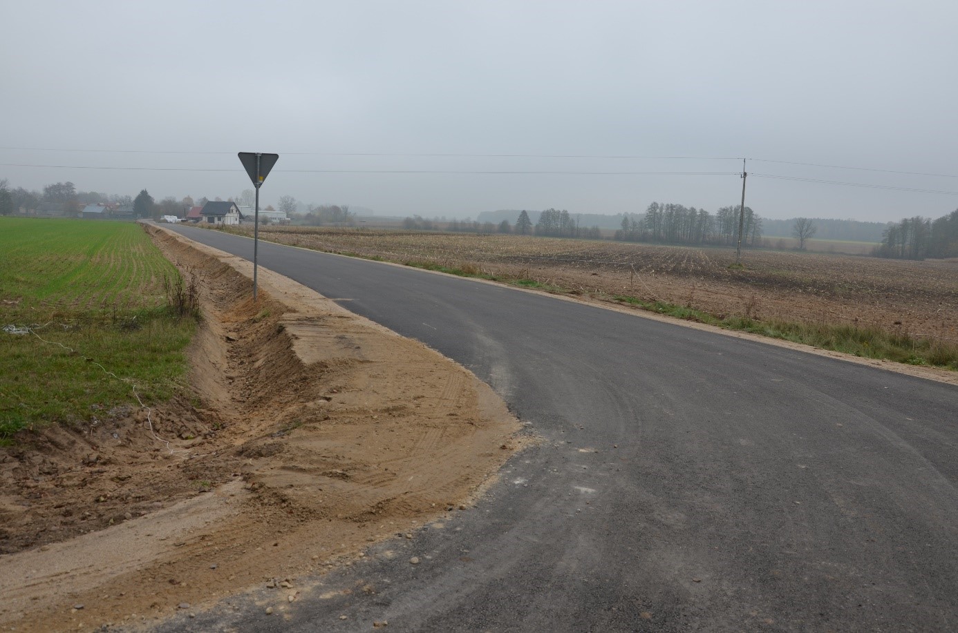 Przebudowany odcinek drogi z nową nawierzchnią oraz poboczami