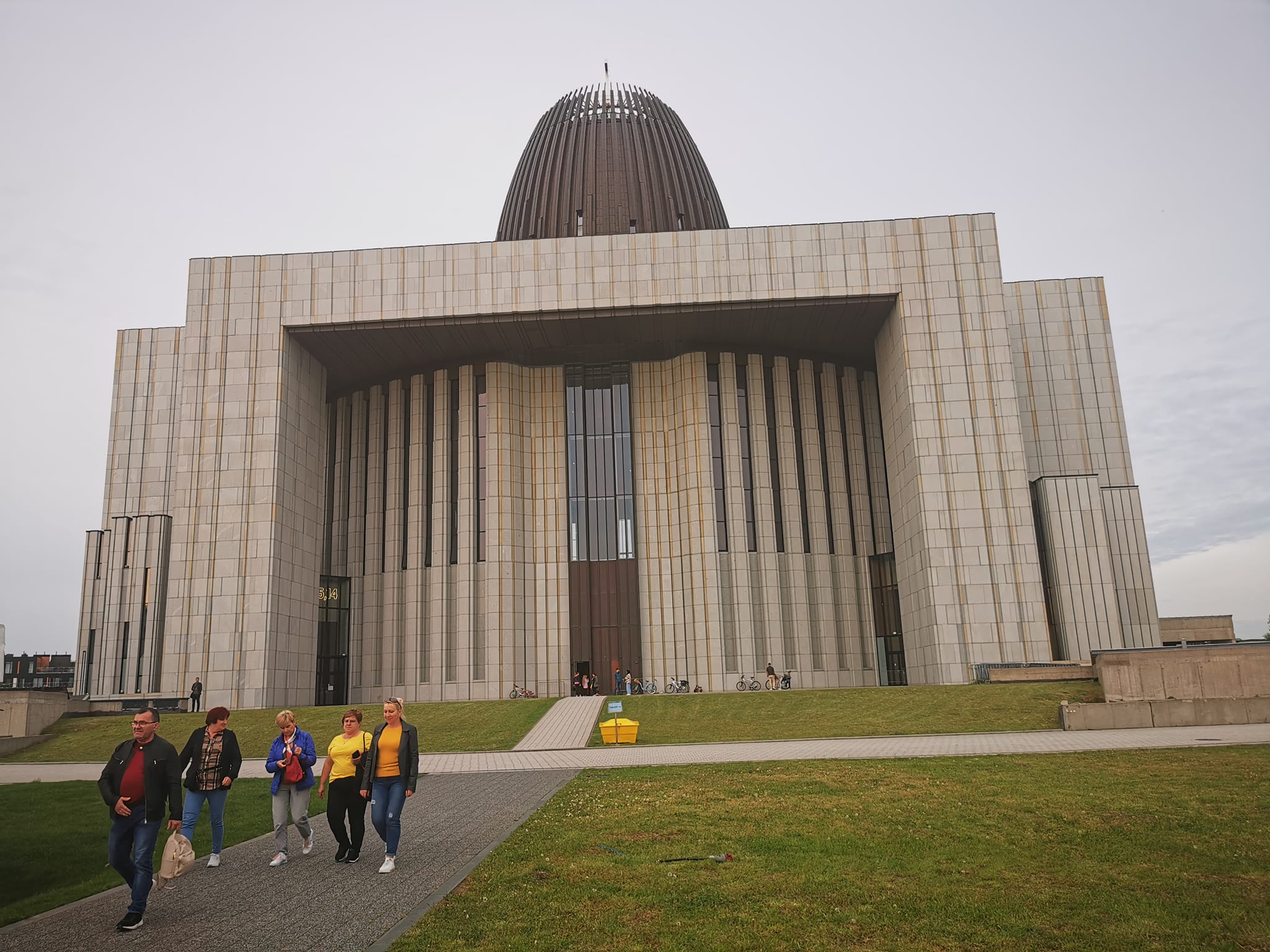 Zdjęcie przedstawia widok Świątyni Opatrzności Bożej w Warszawie z zewnątrz