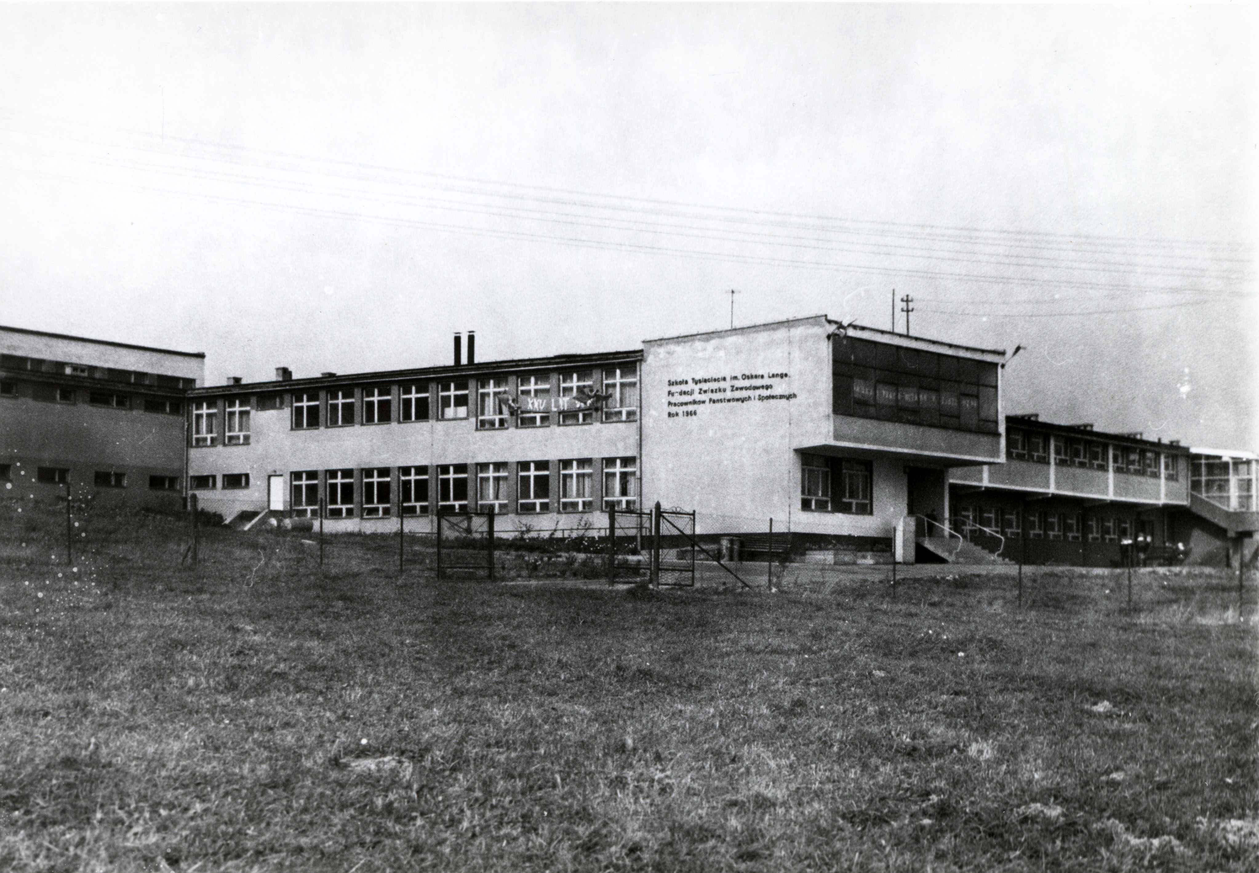 Widok na Szkołę Tysiąclatkę, 1980