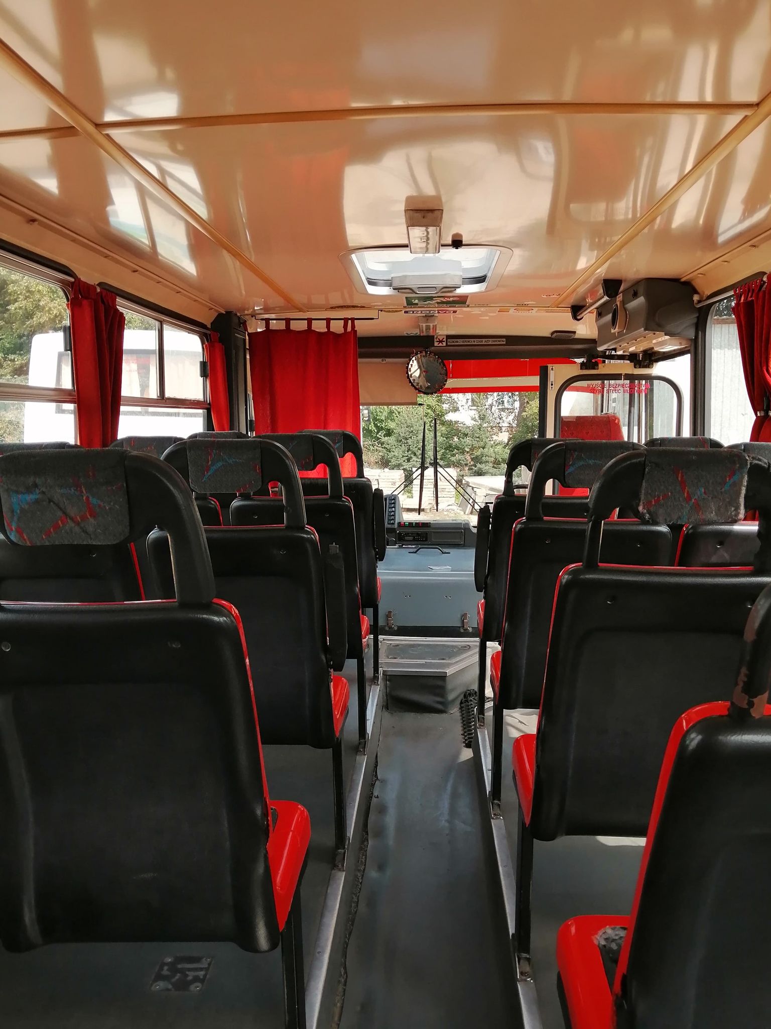 zdjęcie przedstawia widok autobusu od wewnątrz