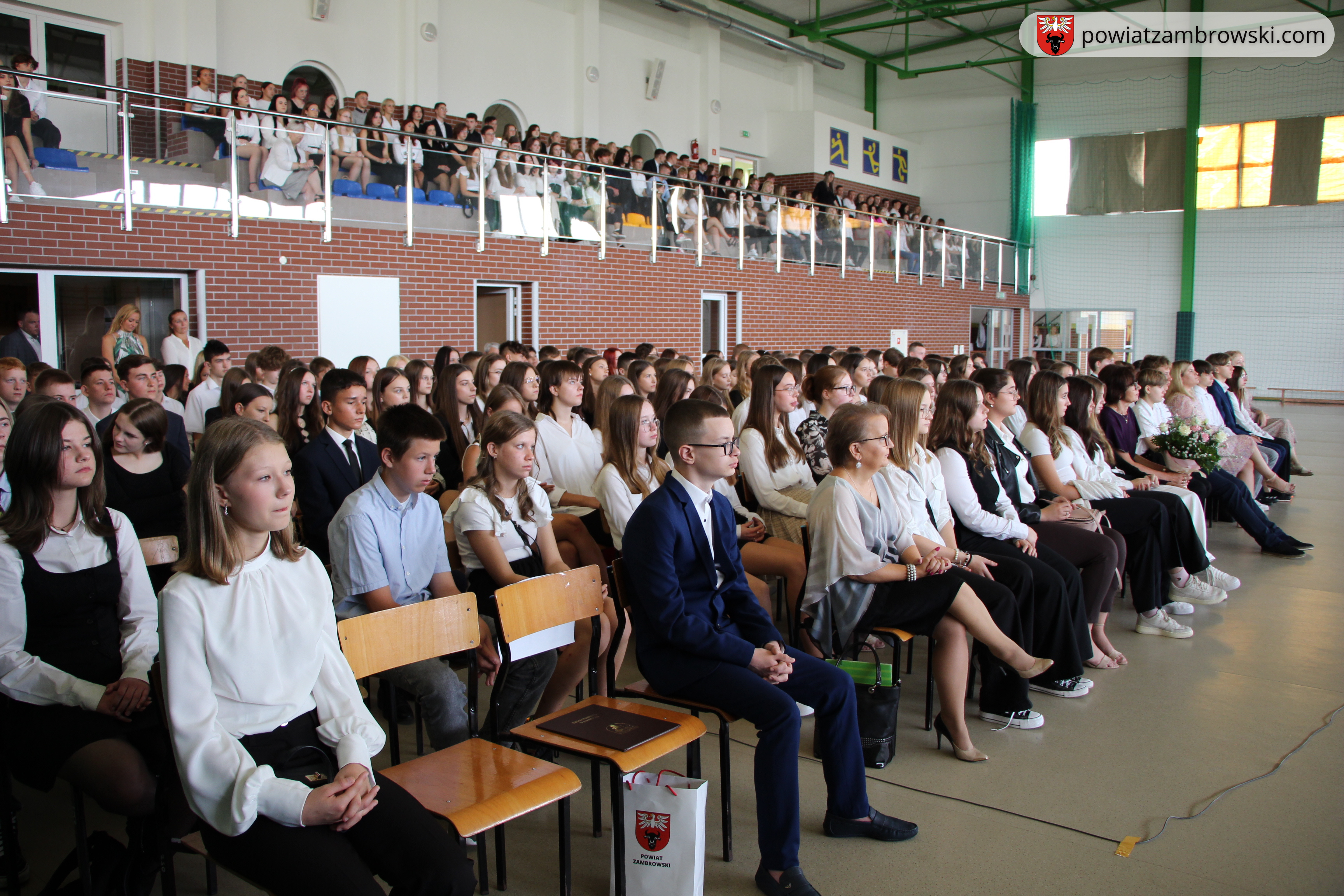 społeczność szkolna ILO w Zambrowie podczas inauguracji roku szkolnego 2023/2024