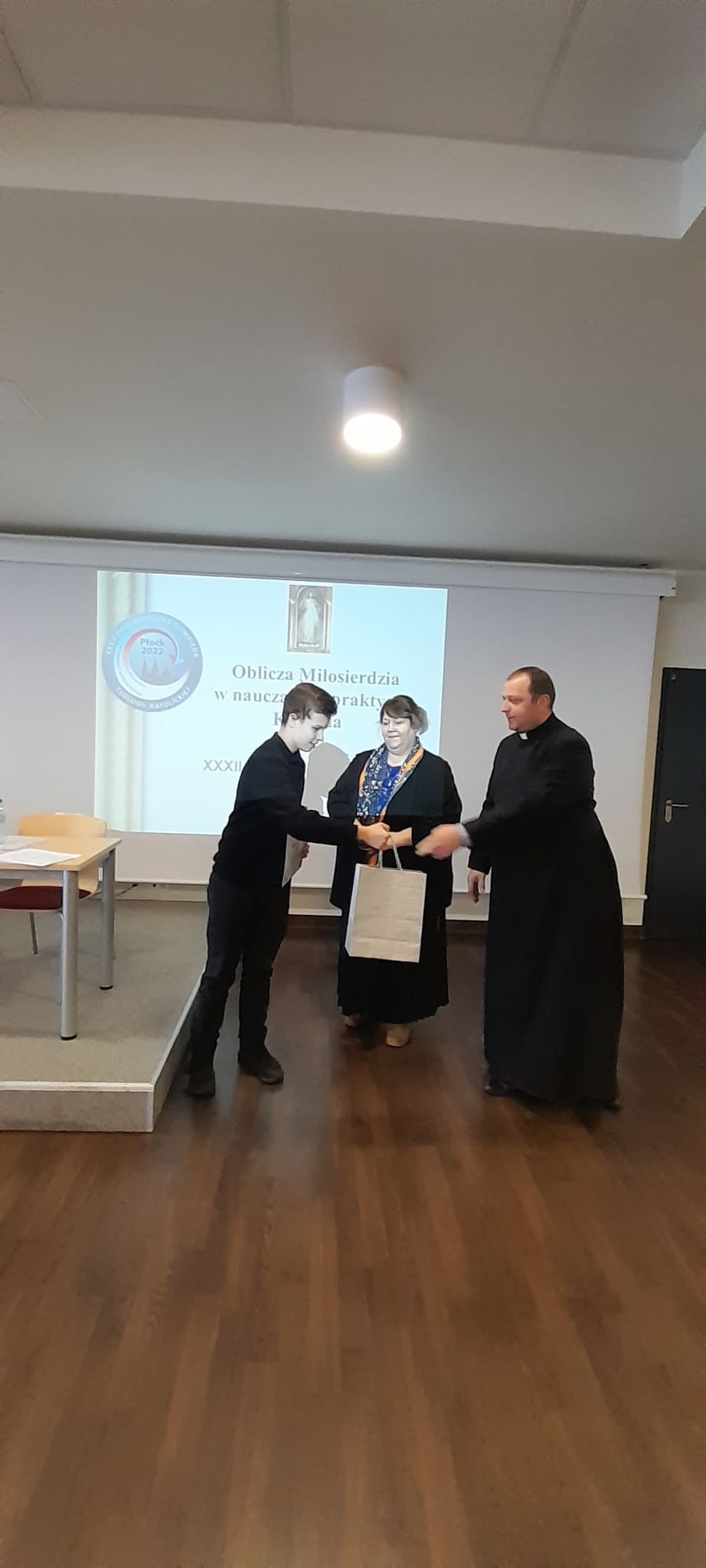 Wręczenie nagrody laureatowi etapu diecezjalnego olimpiady