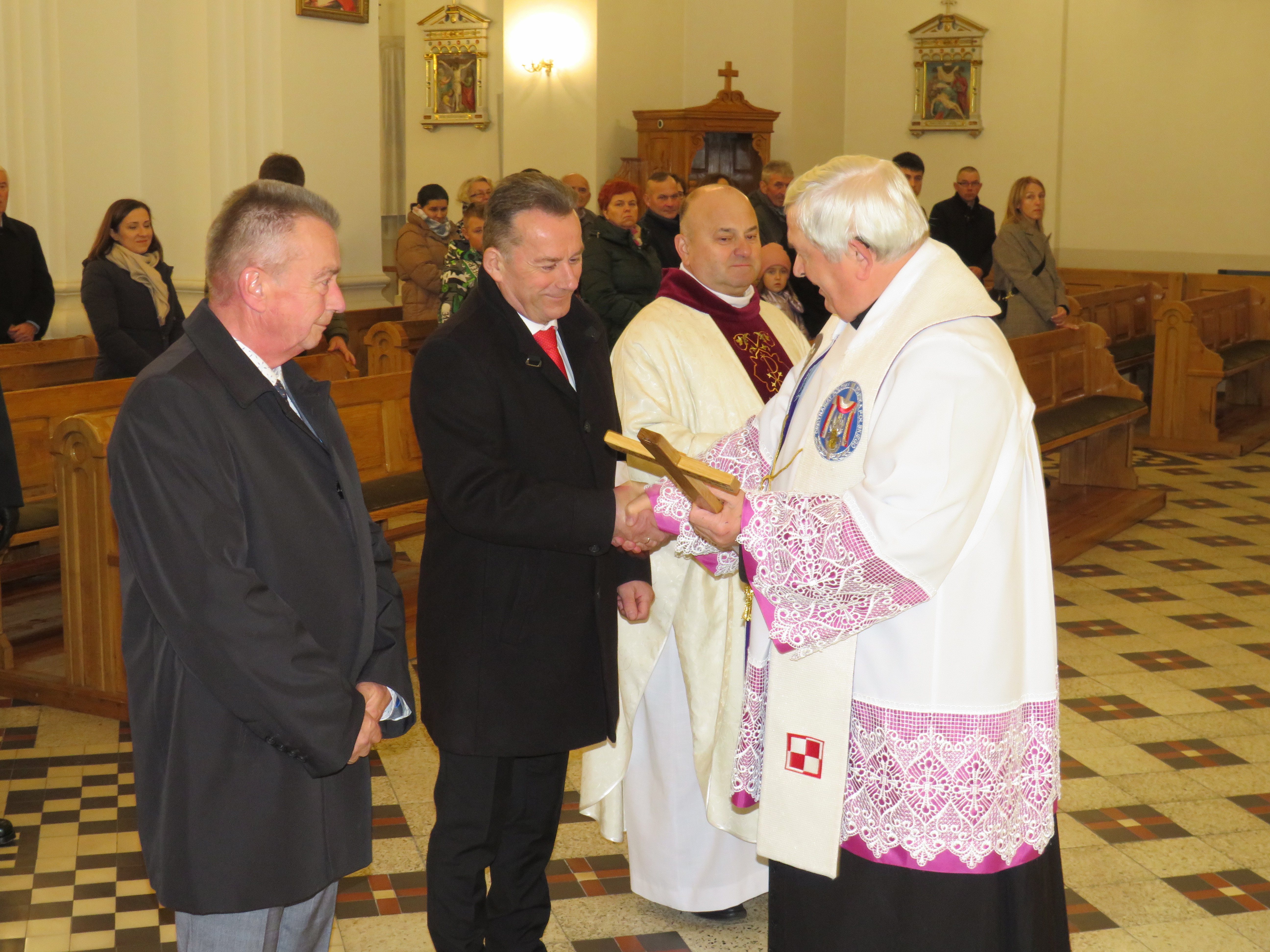 Przekazanie krzyża przez ks. prałata Edmunda Szarka na ręce wójta gminy Waldemara Sabaka