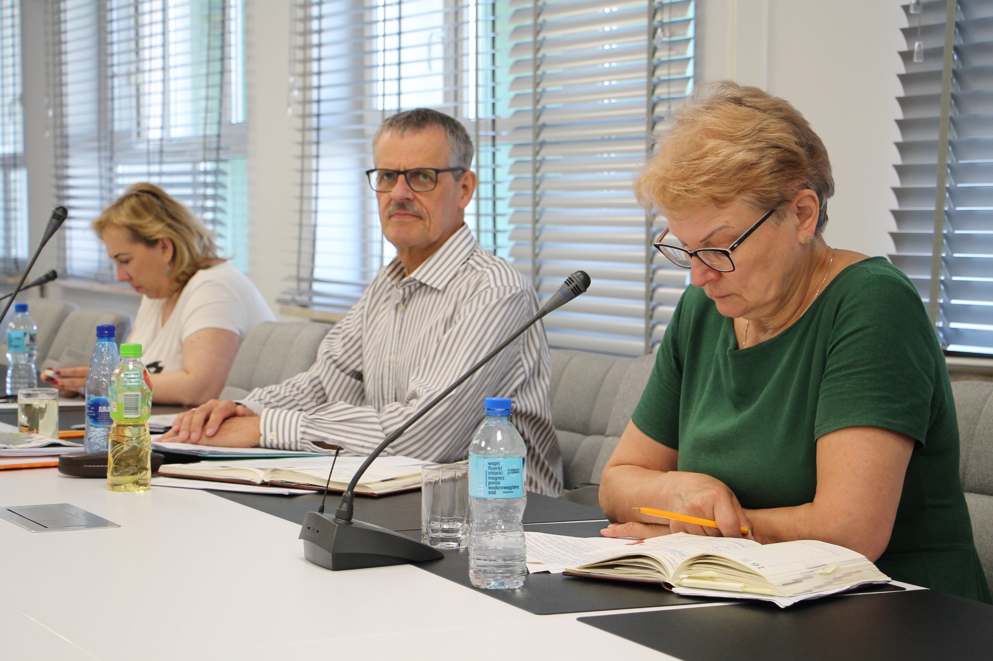 Zarząd Powiatu Białostockiego - posiedzenie z udziałem dyrektorów wydziałów na sali konferencyjnej starostwa
