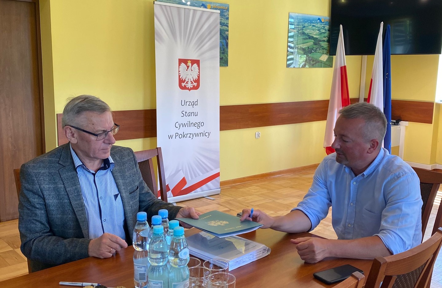 PODPISANIE UMOWY NA PRZEBUDOWĘ DRÓG GMINNYCH