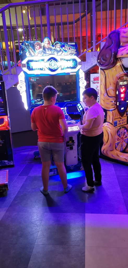 Dwoje chłopców przy automacie do gier