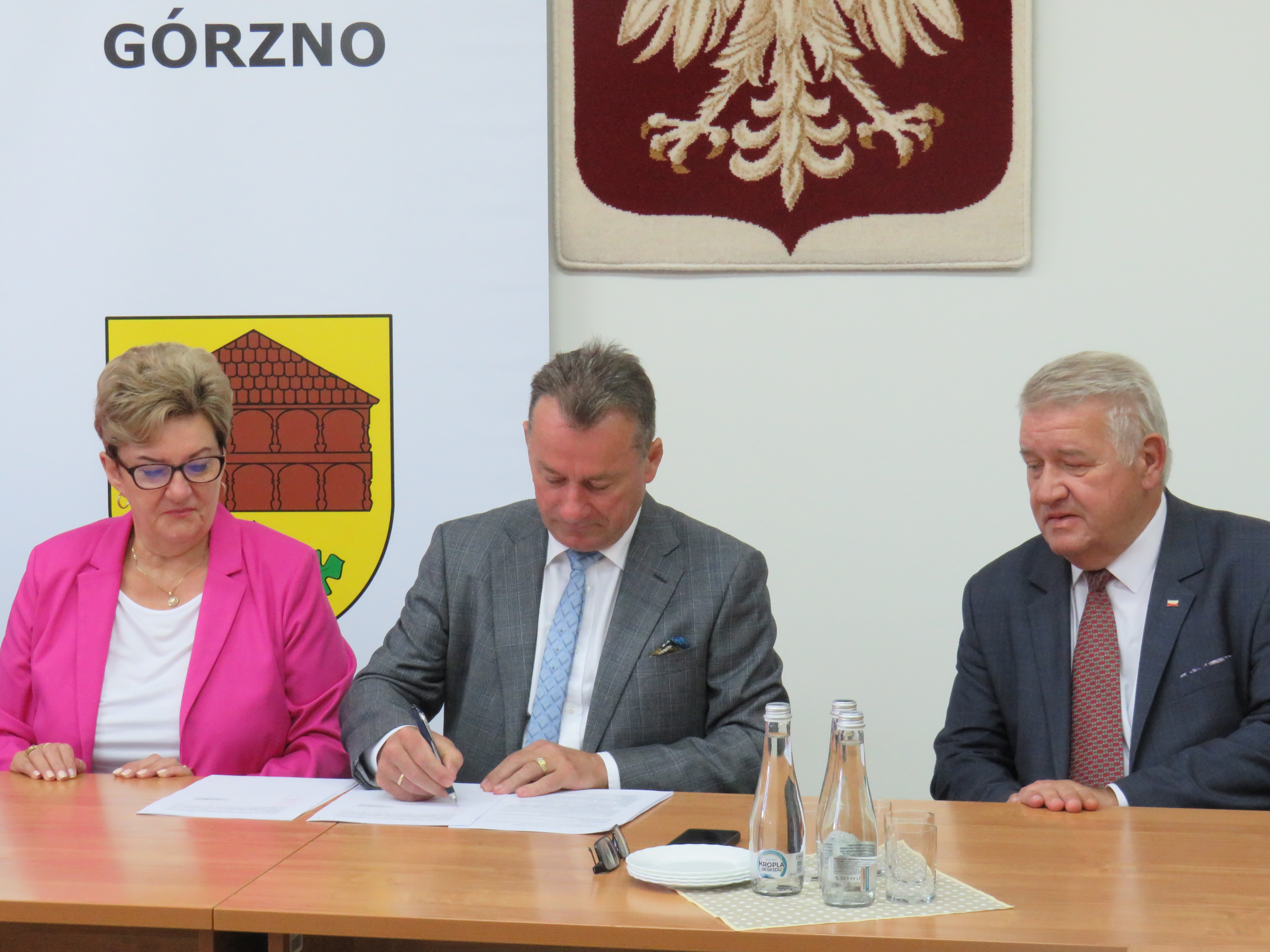 Podpisanie umowy na rozbudowę Przedszkola w Górznie przez wójta gminy Waldemara Sabaka
