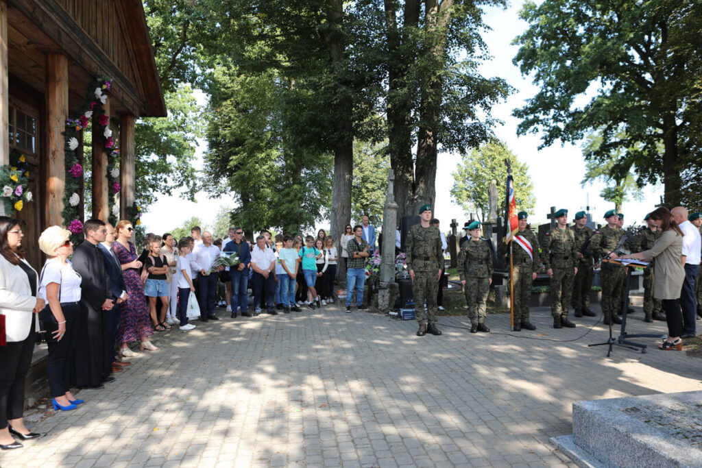 Uczestnicy obchodów na cmentarzu w Brańszczyku.