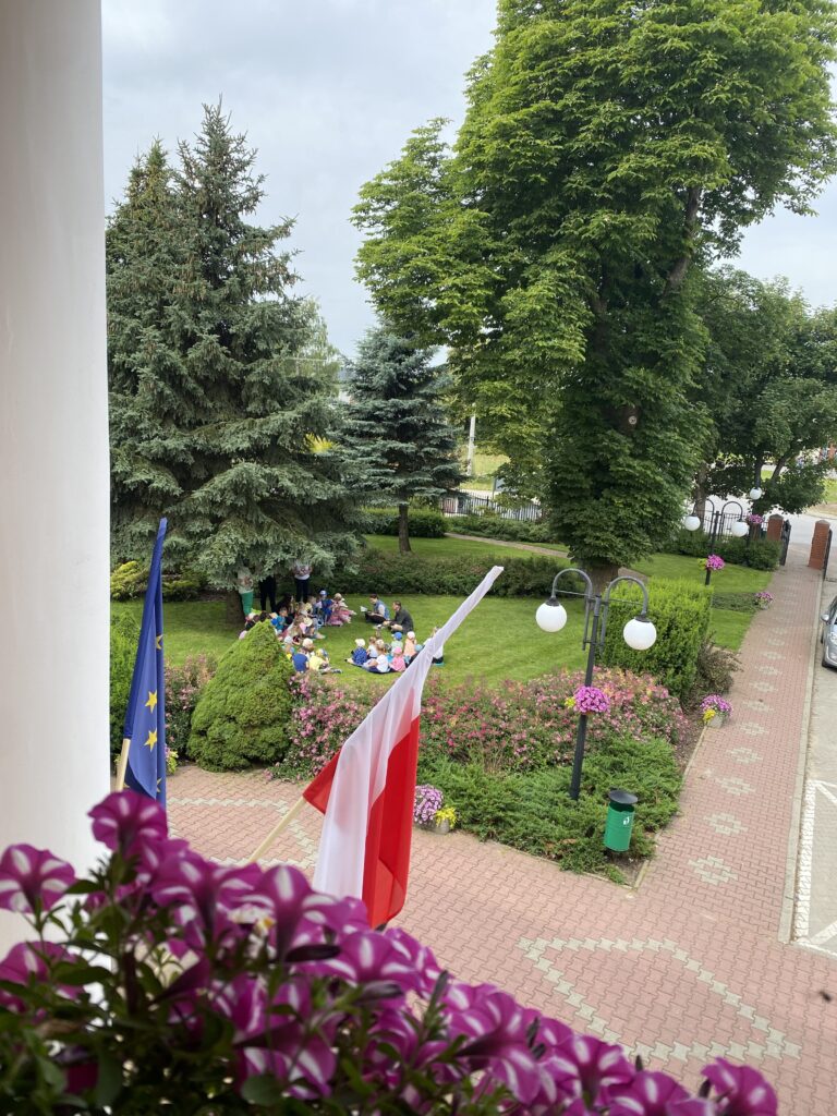 Urząd Gminy Pokrzywnica rok 2024 – Przedszkolaki w ogrodzie Urzędu Gminy