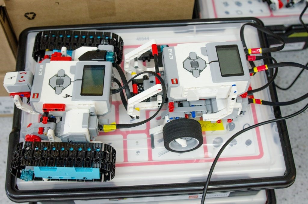 zdjęcie przedstawia roboty edukacyjne z klocków LEGO