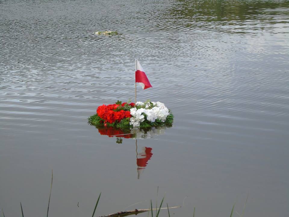 Wieniec z kwiatami w kolorach Polski pływający na wodzie
