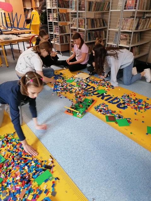 Zdjęcie przedstawia jedną z grup, która wymyśla projekt, który będą budować klockami LEGO od Edukido. 