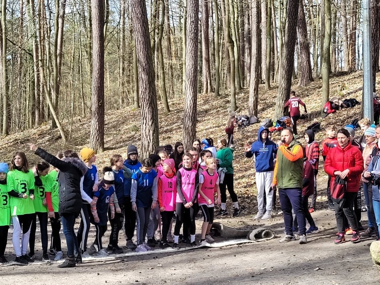 Zdjęcie w lesie z uczestnikami biegów powiatowych dla szkół 