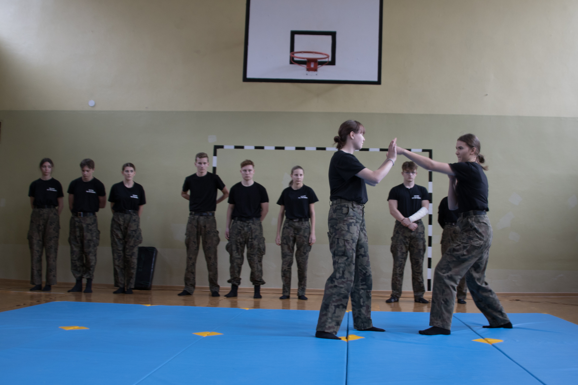 Pokaz sztuk walki przygotowany przez uczniów klasy mundurowej (klasa II LO)