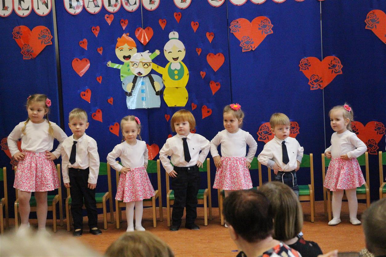 Uczestnicy uroczystości z okazji Dnia Babci w przedszkolu Wesoły Smyk 