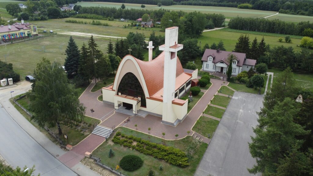 Kościół Parafialny pw. Matki Boskiej Szkaplerznej w Pokrzywnicy rok 2024