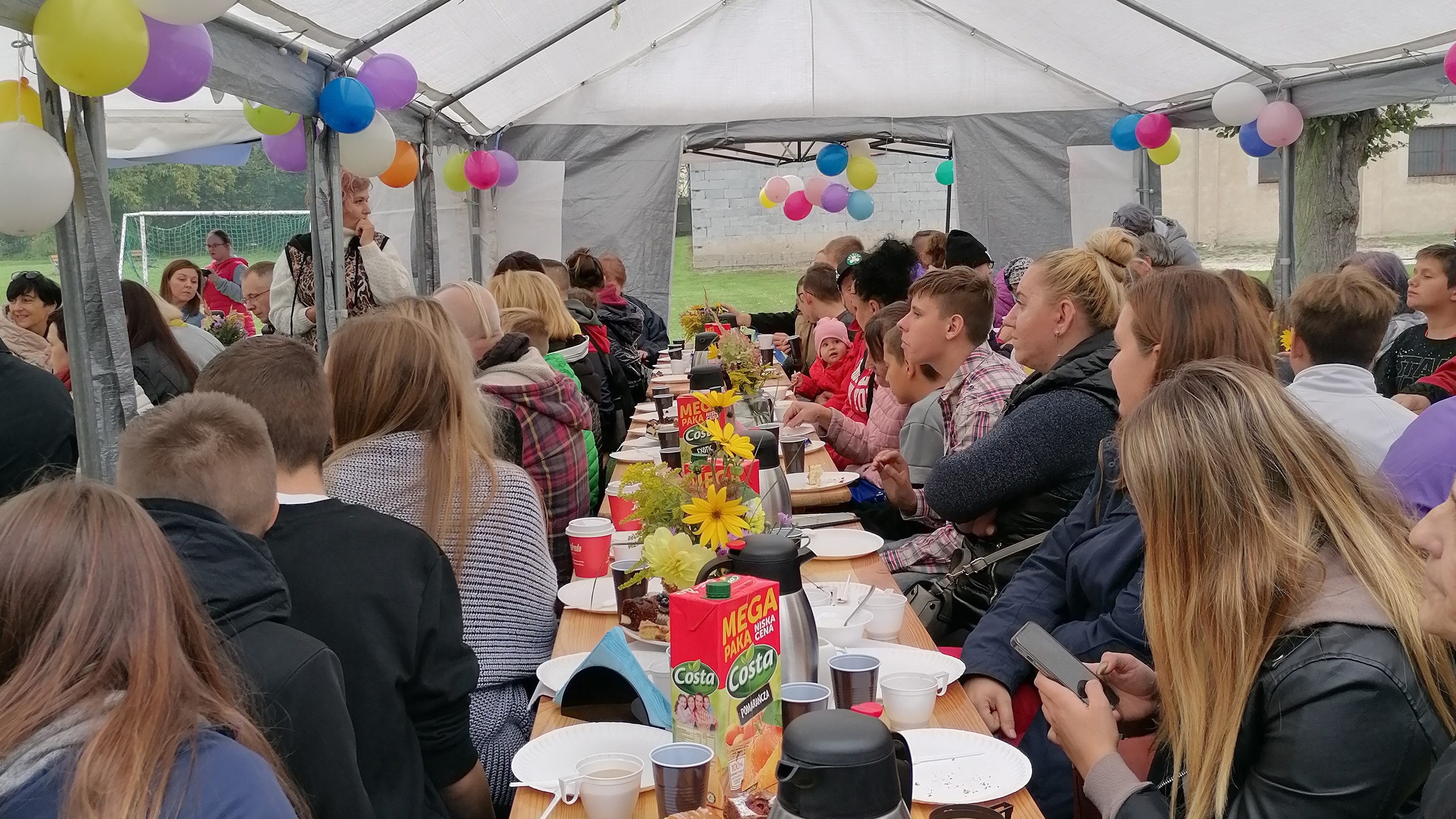 Uczestnicy oraz zaproszeni goście podczas „Pikniku Rodzinnego” w Zespole Placówek Edukacyjnych w Dobrodzieniu