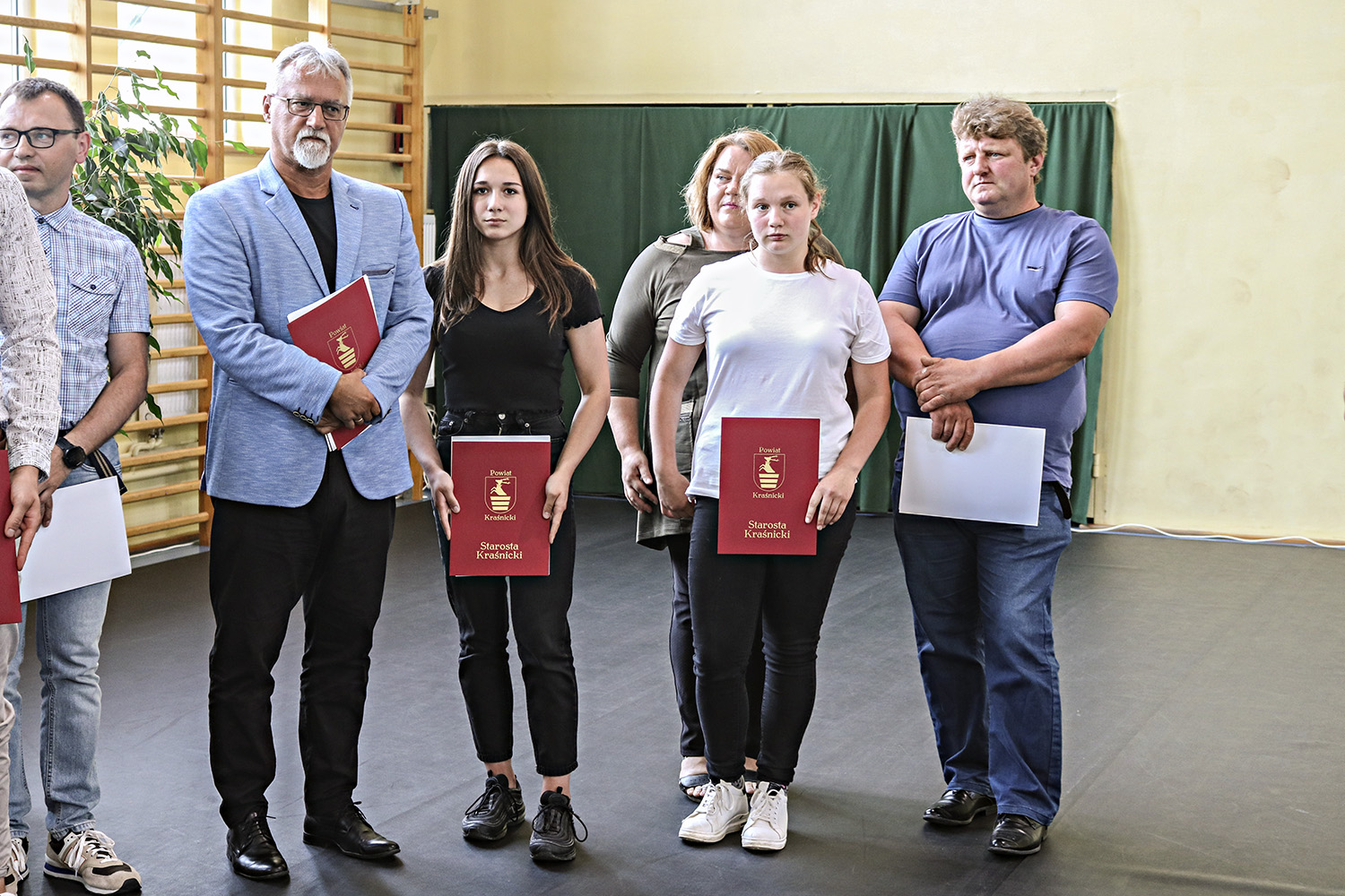 Wspólna fotografia osób wyróżnionych nagrodą Starosty Kraśnickiego