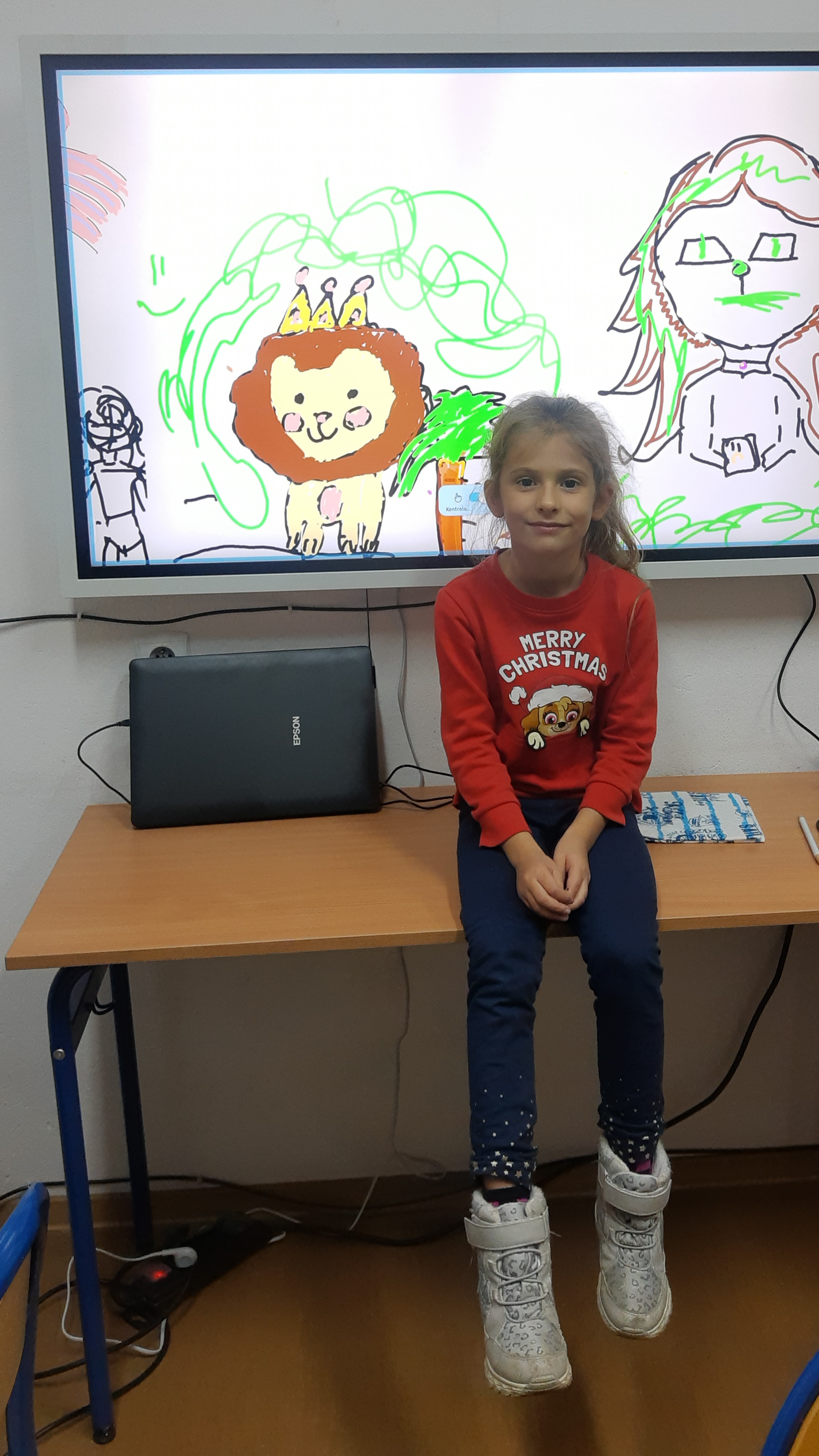 Dziewczynka i nowy monitor interaktywny