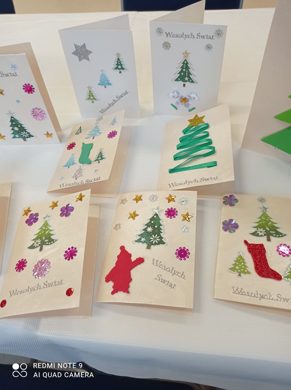 Kartki świąteczne wykonane przez uczestników Klubu Seniora